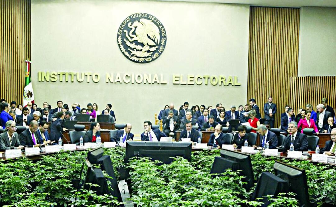 El INE se mantuvo en sesión permanente toda la jornada. Ahí se informó que fueron instaladas 99.84% de casillas (Foto: Yadín Xolalpa EL UNIVERSAL)