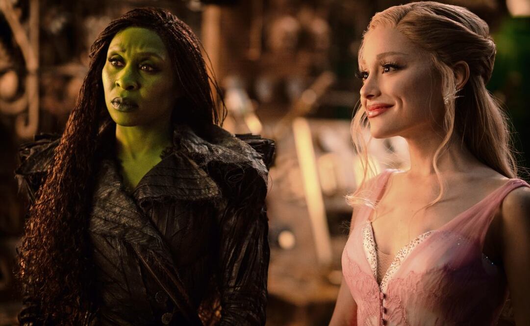 Cynthia Erivo como Elphaba y Ariana Grande como Glinda. Fotos: Universal Pictures y Clasos