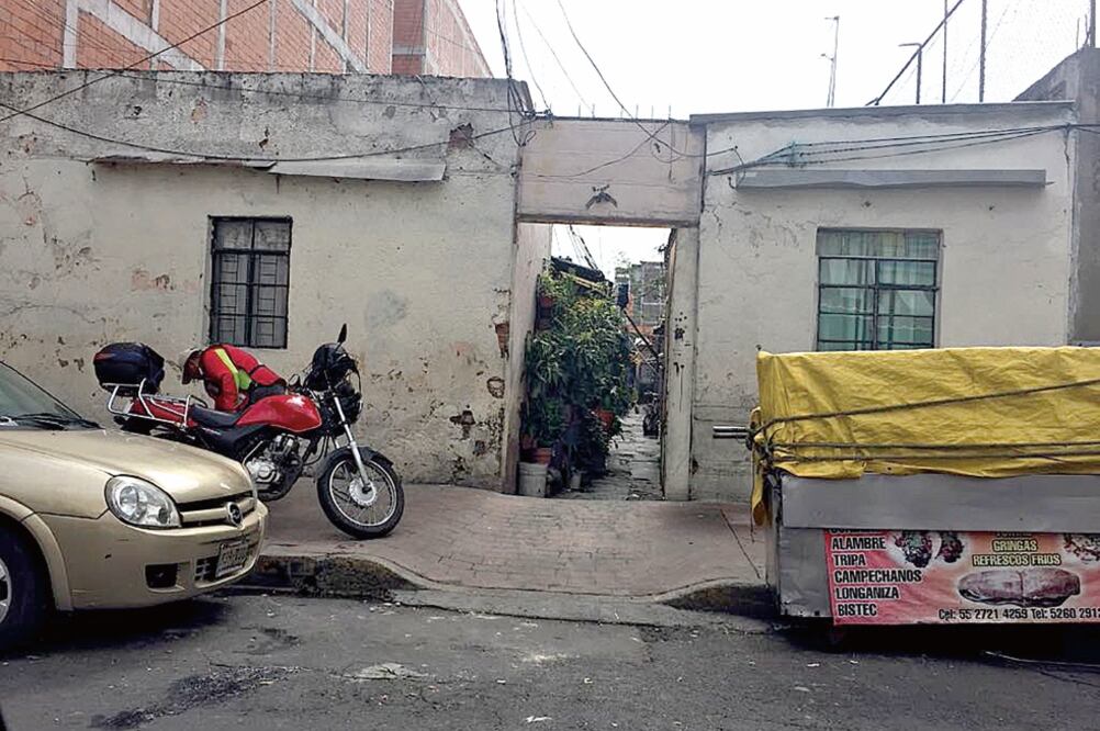 Una de las bardas del inmueble, ubicado en Lago Chapala 108, de la delegación Miguel Hidalgo, se partió en dos a causa del temblor pasado. (ANDREA AHEDO. EL UNIVERSAL)
