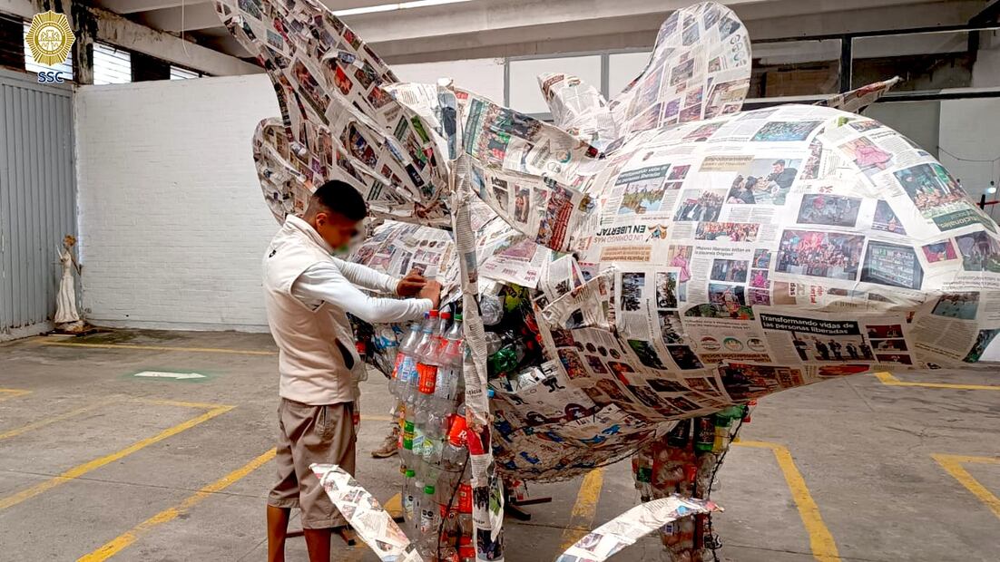 La figura fue hecha con botellas de PET, tetrapack, cartón, periódico y otros materiales reciclados. (Foto: especial)