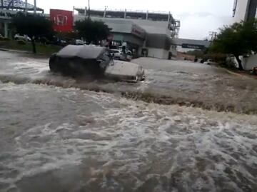 Conductor de Jeep intenta ir por la banqueta y todo salió mal