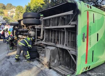Vuelca unidad de transporte público en la carretera México-Cuernavaca; reportan varios lesionados