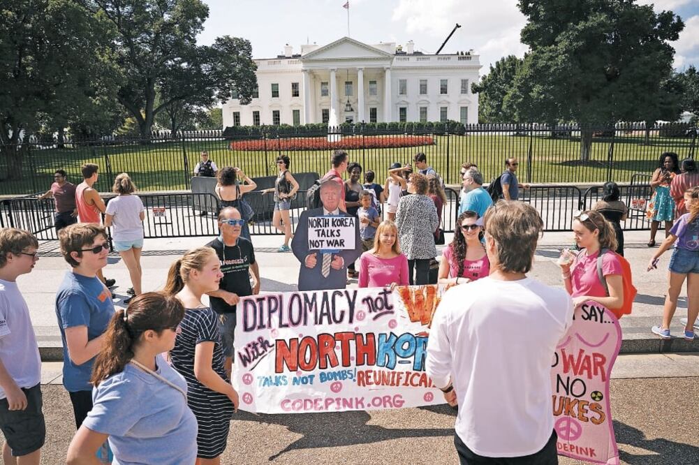 Miembros del grupo Código Rosa durante una protesta ayer, en Washington, contra la escalada de amenazas de una acción militar entre Estados Unidos y Norcorea . (AFP)