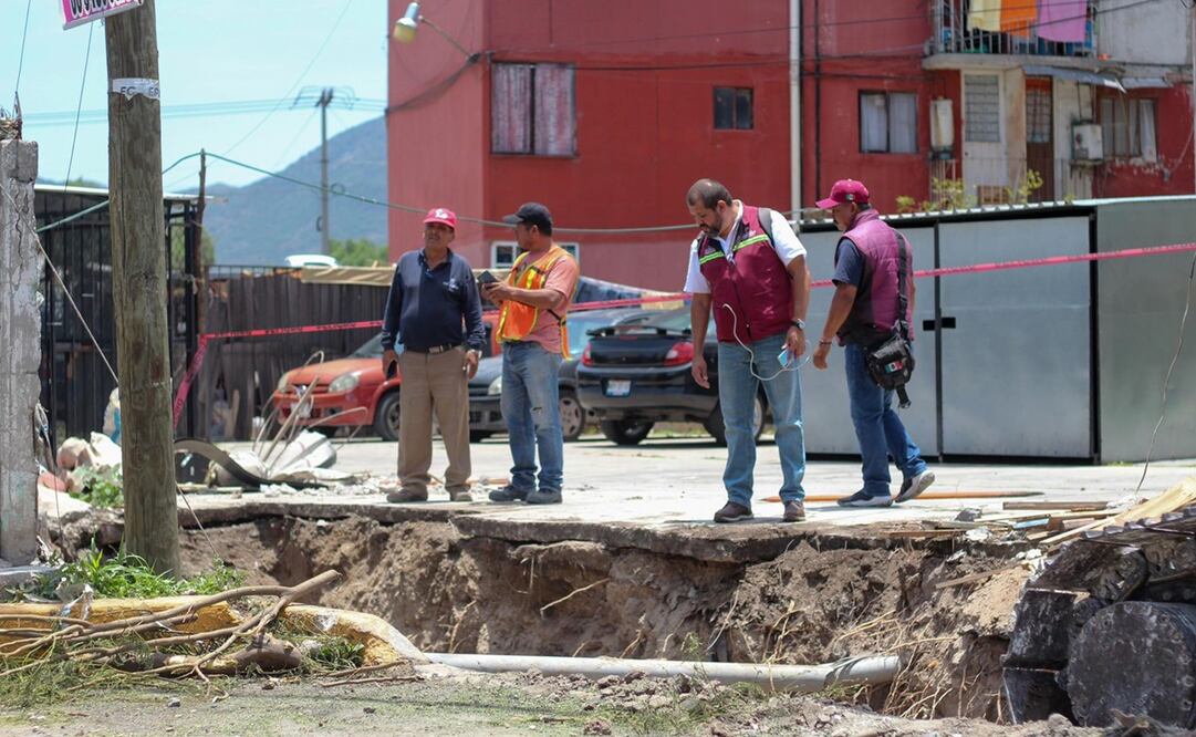 Ayer los vecinos reportaron un socavón que se formó en la avenida Primero de Mayo, a la altura de la Unidad Habitacional Los Pirules. Foto: Especial