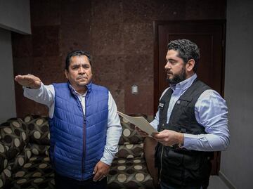 Graban a funcionario borracho con dos mujeres en vehículo oficial en Sinaloa; lo destituyen