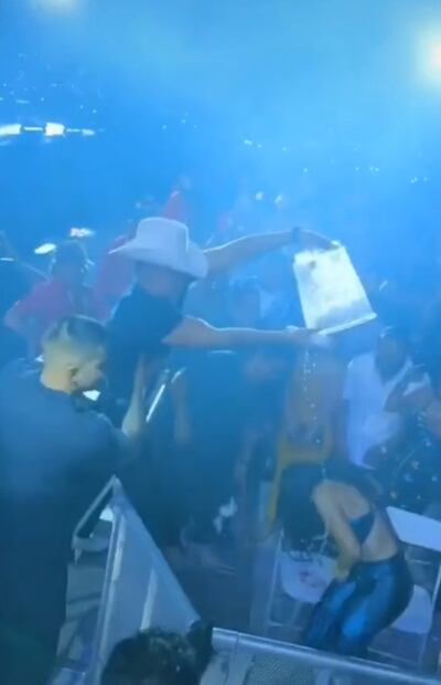 Eduin Caz festeja el cumpleaños de su esposa de forma peculiar  y el Internet se le va encima