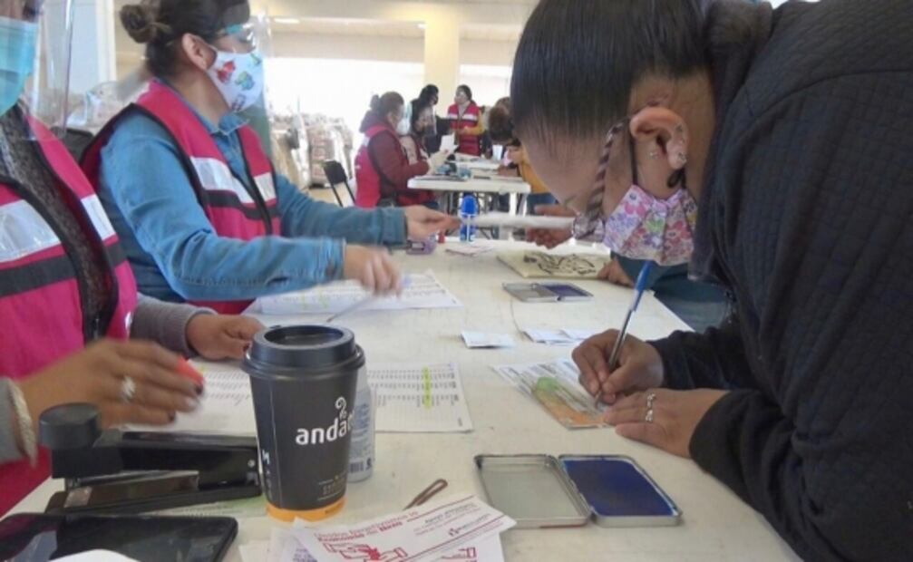 Entregan 10 mil vales a familias afectadas por Covid en Neza