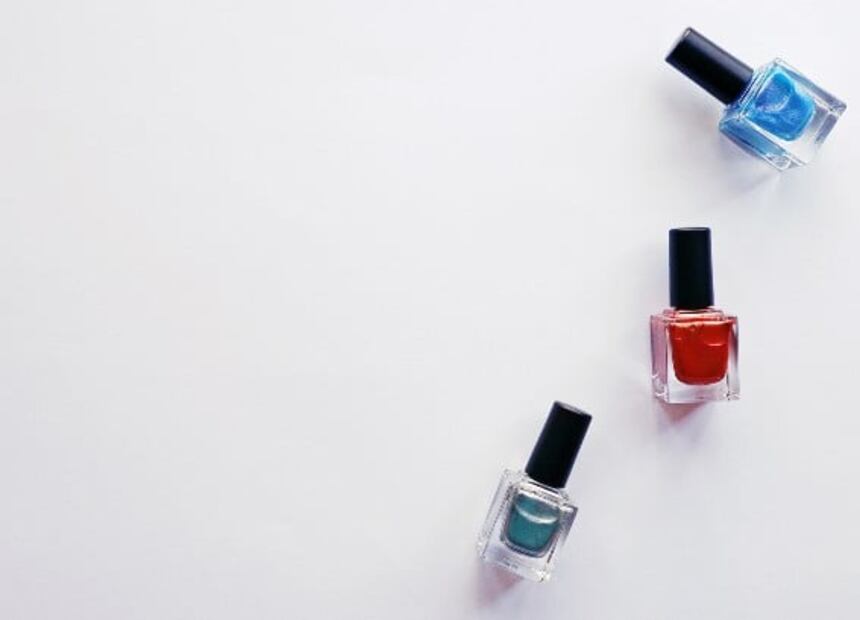 Por qué el esmalte podría dañar las uñas de tus pies