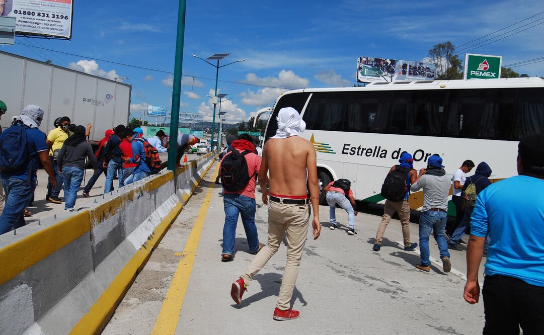 Normalistas de Ayotzinapa bloquearon este lunes la autopista Cuernavaca-Acapulco, a la altura de Chilpancingo. (Foto: José Hernández / El Universal)