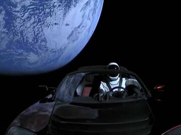 El Tesla espacial podría llevar bacterias a Marte