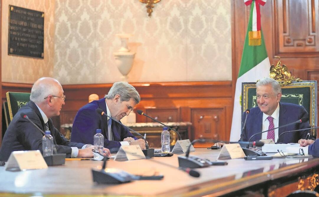 Ken Salazar, embajador de EU (i), John Kerry enviado para el Clima de la Casa Blanca (c), y Andrés Manuel López Obrador, ayer en la reunión. Foto: Especial 