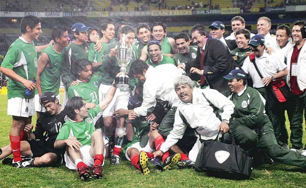 Victoria de México sobre Costa Rica, en la final del Torneo Preolímpico de la CONCACAF, gracias a un dudoso penal en el minuto 97. La plana del 13 de febrero del 2004 en EL UNIVERSAL lo llamó “un regalote”. Foto: Ramón Romero/Hemeroteca EL UNIVERSAL.