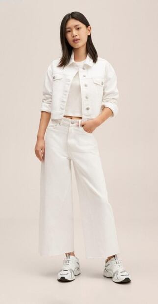 Así se van a llevar los jeans blancos en primavera