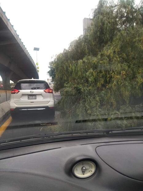 Dos de los tres carriles de la vialidad se encuentran obstruidos en dirección a la Ciudad de México. (Foto: especial)