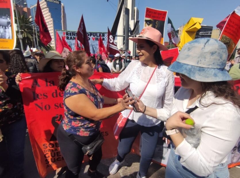 ¿Qué políticos marchan al lado de AMLO?