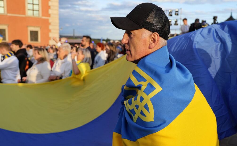Ciudadanos ucranianos residentes en Polonia se reunieron para conmemorar el Día de la Independencia de Ucrania en la Plaza del Castillo de Varsovia, Polonia, el 24 de agosto de 2025. La manifestación fue organizada por la iniciativa Euromaidán Varsovia y la Fundación "Stand with Ukraine". Foto: EFE