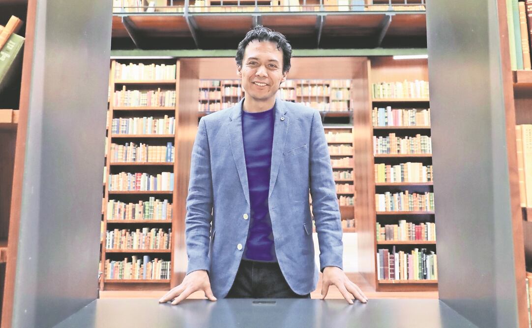 Marx Arriaga, doctor en Filología Hispánica por la Universidad Complutense de Madrid, en las instalaciones de la Biblioteca México, entre los estantes de la biblioteca personal de Alí Chumacero. (LUCÍA GODÍNEZ. EL UNIVERSAL)