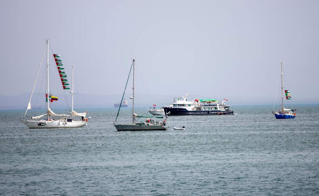 Los barcos de la Flotilla Global Sumud que se dirigen a Gaza anclados frente a la costa de Sidi Bou Saïd en Túnez, el martes 9 de septiembre de 2025. Foto AP / Anis Mili