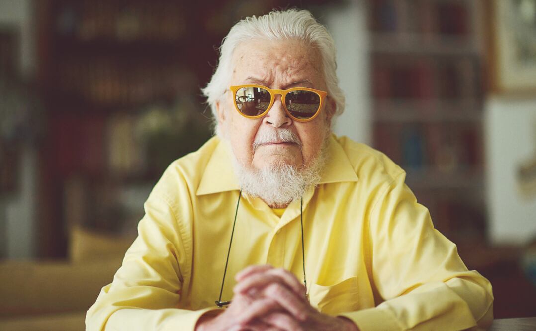 El escritor posa para la cámara de El Universal. Foto: JORGE ALBERTO MENDOZA / EL UNIVERSAL