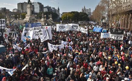 Miles de argentinos marchan en protestas contra ajustes del gobierno