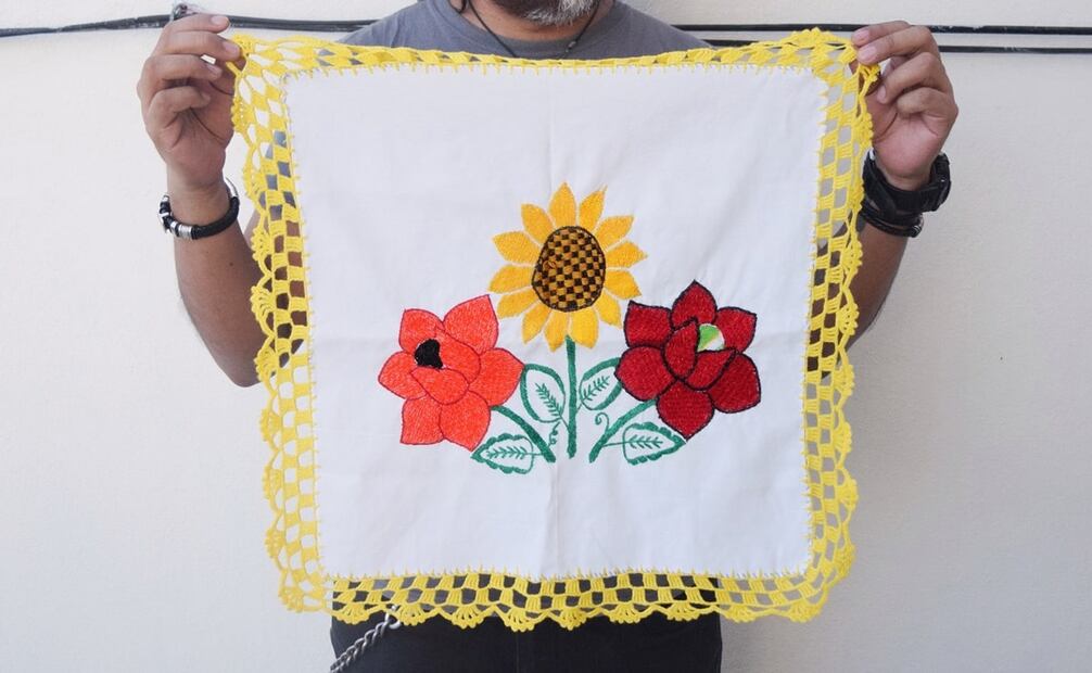 Nuestras entrevistadas afirman que no desaparece el bordado tradicional de servilletas, sino que experimenta una transformación en su significado y uso. Ya no sólo es para decorar la mesa, sino para expresarse. Foto: EL UNIVERSAL.