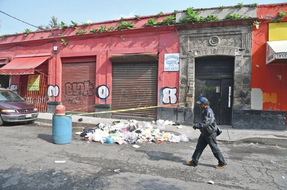 Vecinos de la calle República de Paraguay alertaron que a un lado de la banqueta se encontraba un tambo manchado de sangre sobre un montón de basura. Foto: FRANCISCO RODRÍGUEZ. EL UNIVERSAL