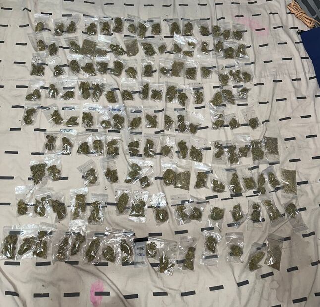 El Puki fue detenido en la colonia Narvarte, de la CDMX, en donde los elementos policiacos decomisaron varias dosis de lo que parece ser marihuana. (Foto: especial)