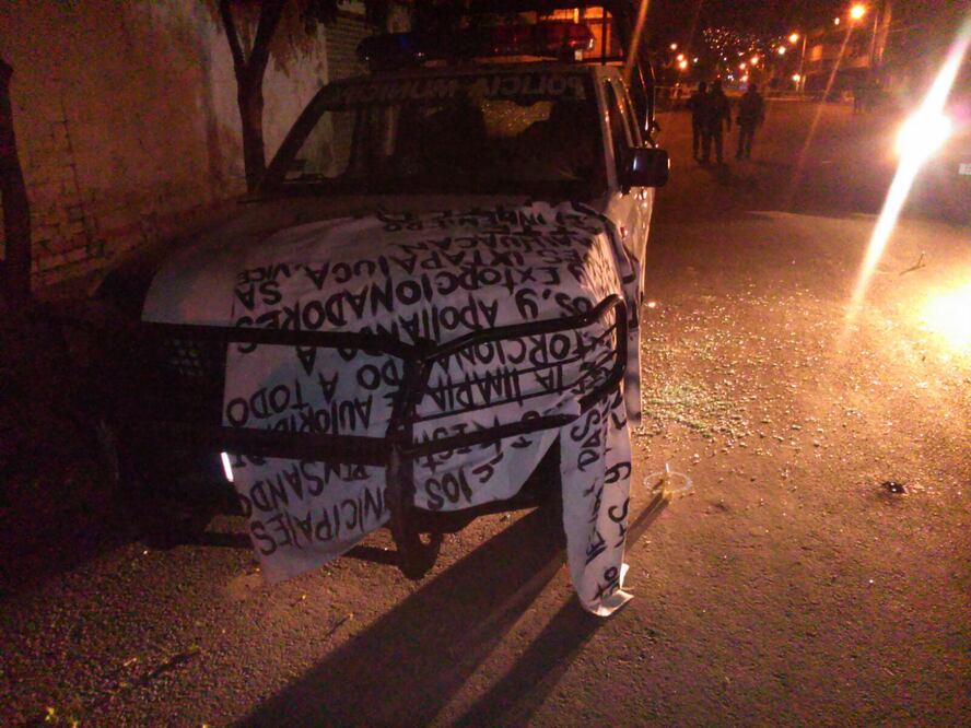 En el cofre del vehículo, los presuntos responsables dejaron una manta con un mensaje dirigido a policías estatales y municipales que extorsionan y apoyan a secuestradores (Foto: Especial)