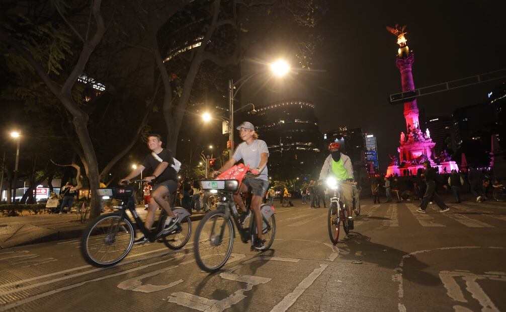 Ciclistas en Reforma. Foto: Gabriel Pano / EL UNIVERSAL