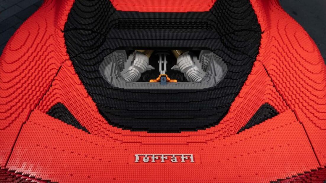 El Ferrari 296 GTS de Lego será parte de las atracciones de Legoland en Florida.