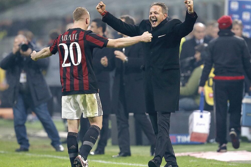 Sinisa Mihajlovic, DT del Milan, celebró el triunfo con Ignazio Abate (ALESSANDRO GAROFALO. REUTERS)