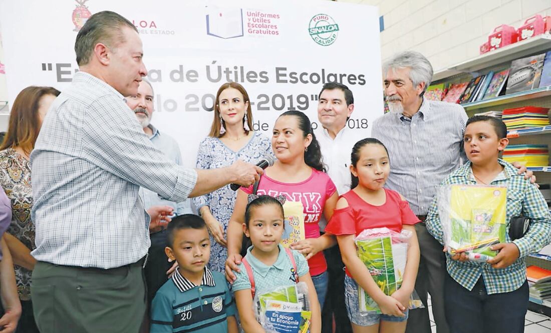 El gobernador Quirino Ordaz Coppel visitó una papelería, donde vigiló que la entrega de paquetes a los padres de familia no durara más de 10 minutos.
