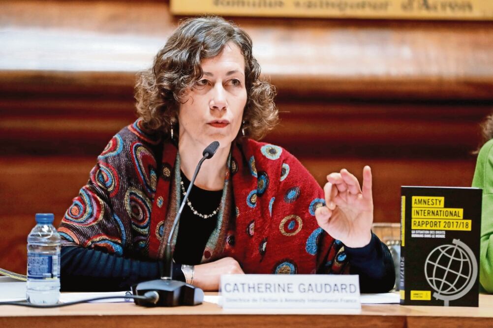 Representante. Catherine Gaudar, jefa de campañas de AI Francia, al presentar el reporte anual de la organización, en París. (FRANCOIS GUILLOT. AFP)
