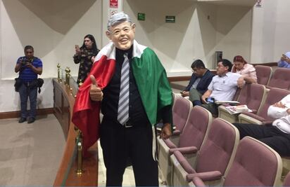 Maestro con máscara de AMLO en Sinaloa pide aumento de aguinaldo