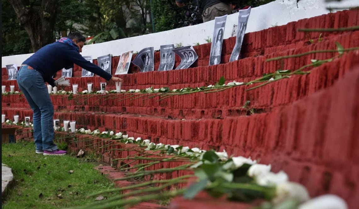 Personas acuden al memorial del Edificio Nuevo León en Tlatelolco donde se realizó una misa y se encendieron 500 veladoras y se colocaron un igual número de rosas blancas, por las víctimas del terremoto de 1985 en la Ciudad de México, el 19 de septiembre de 2025. Foto: Luis Camacho/EL UNIVERSAL