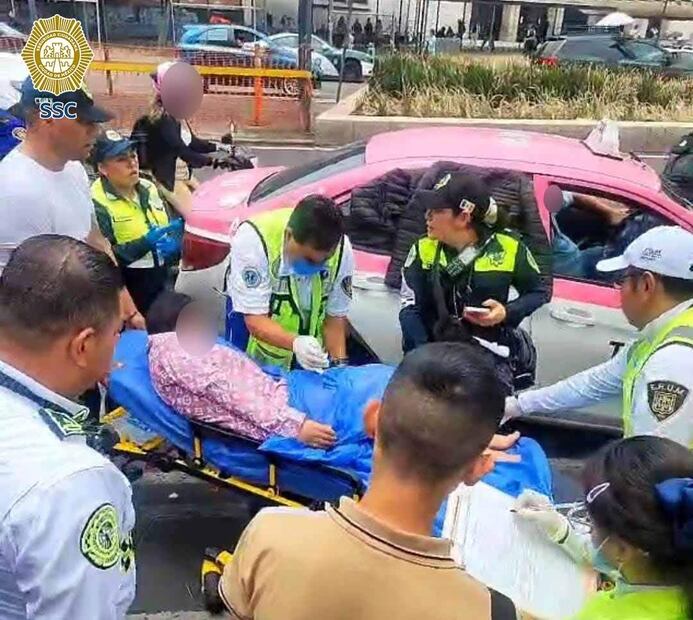 Los hechos ocurrieron en el cruce de las avenidas Arcos de Belén y Balderas, en la colonia Centro, siendo asistida por elementos de la SSC. Foto: Especial