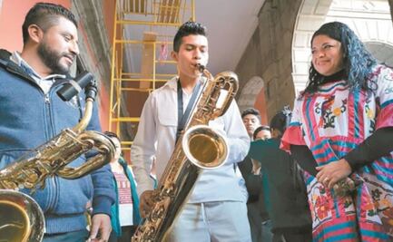 Dan instrumentos musicales a niños