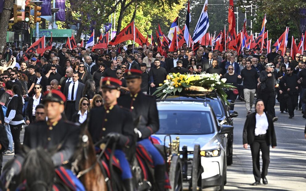 Miles de simpatizantes caminan detrás del ataúd del expresidente José Mujica durante una procesión fúnebre que partió desde la Torre Ejecutiva de Montevideo hacia el Palacio Legislativo, donde será velado, el miércoles 14 de mayo de 2025. Foto: AP