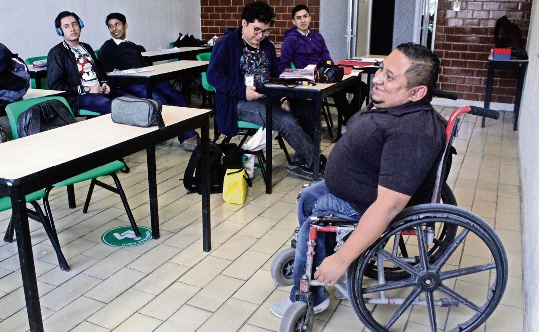 Ciudad de México. 14 de mayo de 2024. Metrópoli. Profesor licenciatura con osteogenesis imperfecta en la UTN Foto: Luis Camacho