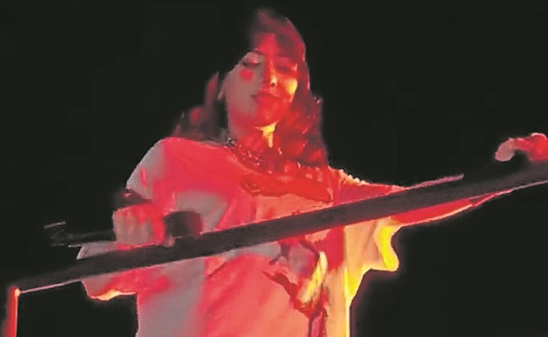 Apareció en medio del Foro, en una grúa. Foto: Especial