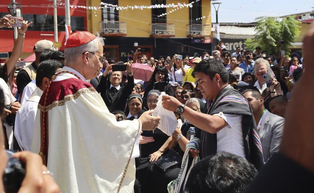 El obispo Robert Prevost preside la celebración de aniversario de la Diócesis en Chulucanas, Perú, el 12 de agosto de 2024. (Diócesis de Chulucanas vía AP)