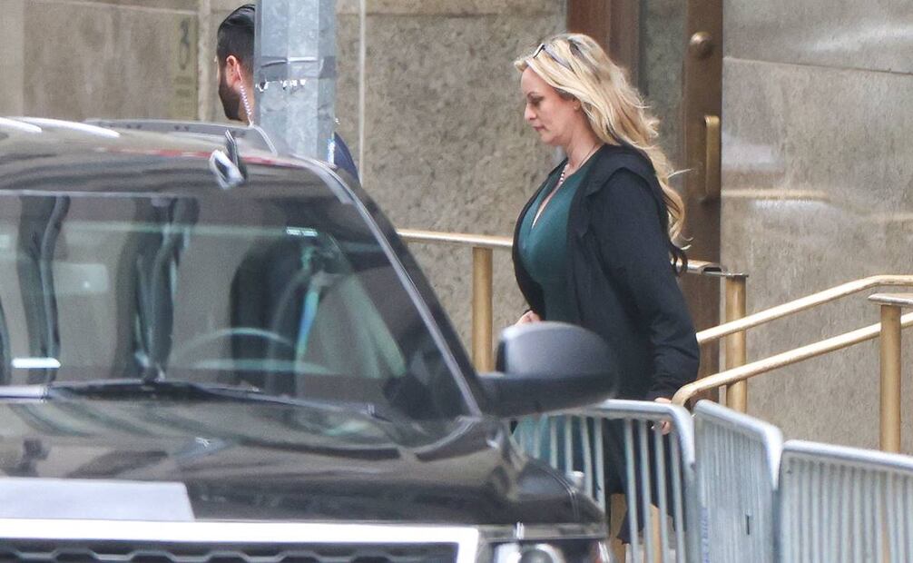 Stormy Daniels abandona el Tribunal Penal de Manhattan después de testificar en el juicio del ex presidente estadounidense Donald Trump. Foto: AFP