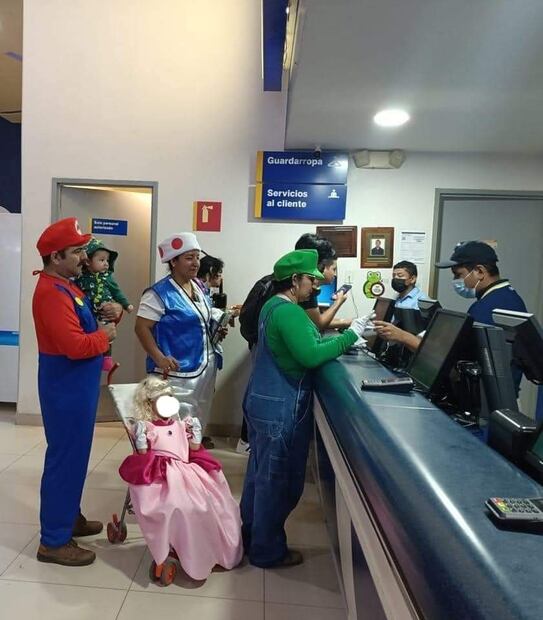 La familia cuidó cada detalle del cosplay. Foto: Twitter @OutOfContextMéxico