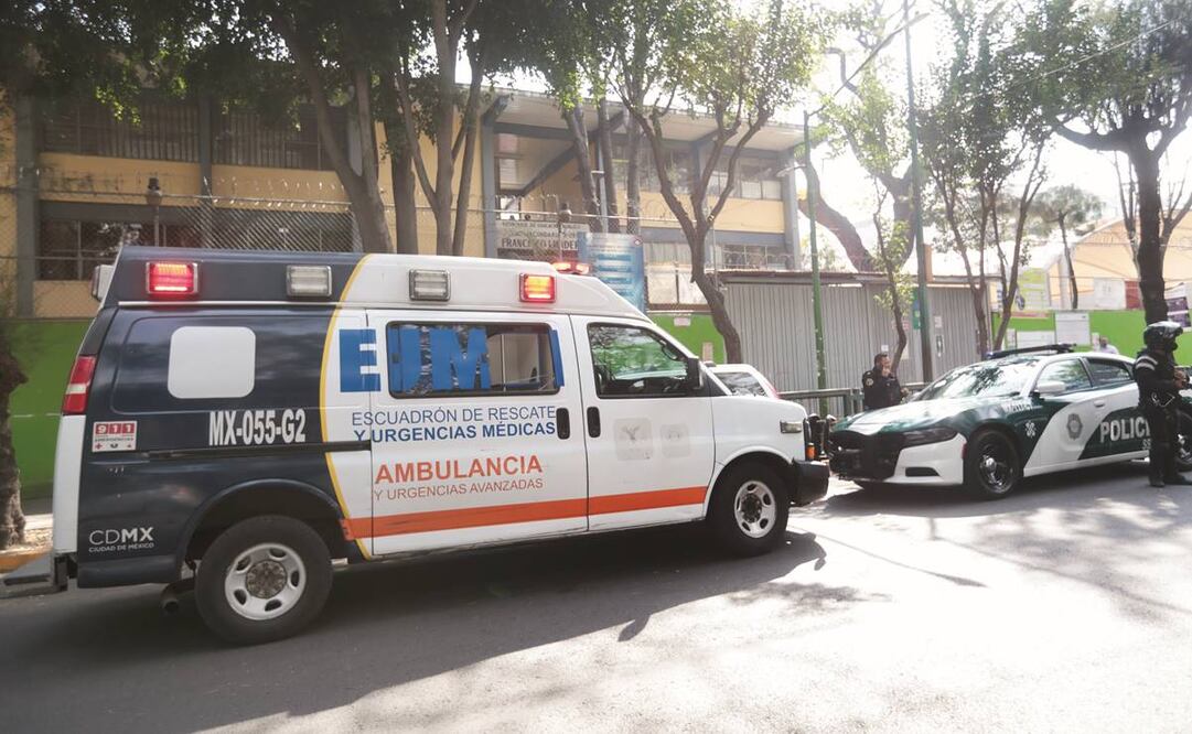 A la secundaria Francisco I. Madero, en la alcaldía Cuauhtémoc, llegó personal del ERUM para atender a los alumnos.