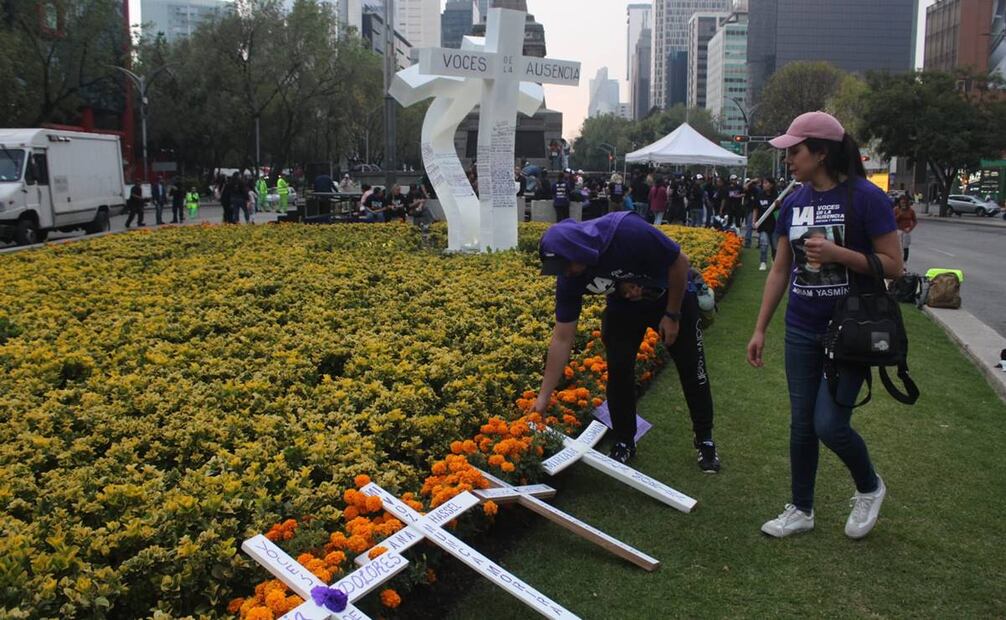 La organización Voces de la ausencia marcharon del Zócalo capitalino al antiminumento “voces abrazando voces”. Foto: Francisco Rodríguez / EL UNIVERSAL