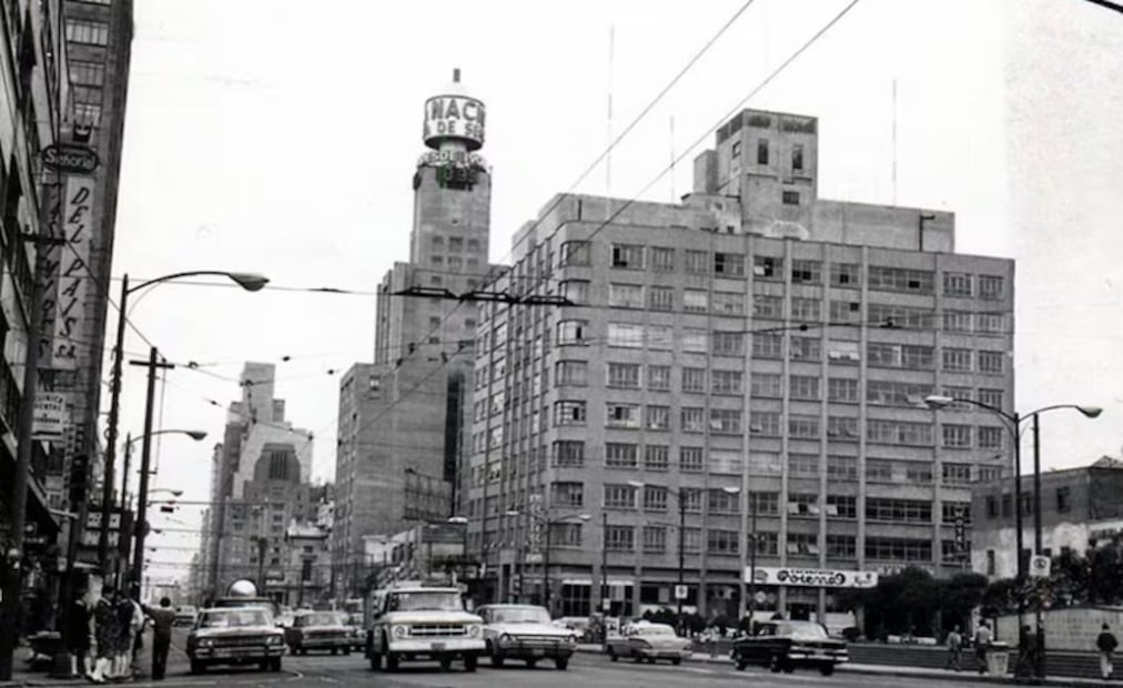 La avenida Aquiles Serdán, hoy Eje Central, vista hacia el sur desde el cruce con Belisario Domínguez en una fotografía de los 70. A la derecha se aprecia el Edificio Jade, en la esquina con Pensador Mexicano; más atrás destaca el Edificio Mariscala. Ambos desaparecieron tras los sismos de 1985, y fueron reemplazados por una plaza comercial. Archivo de El Universal