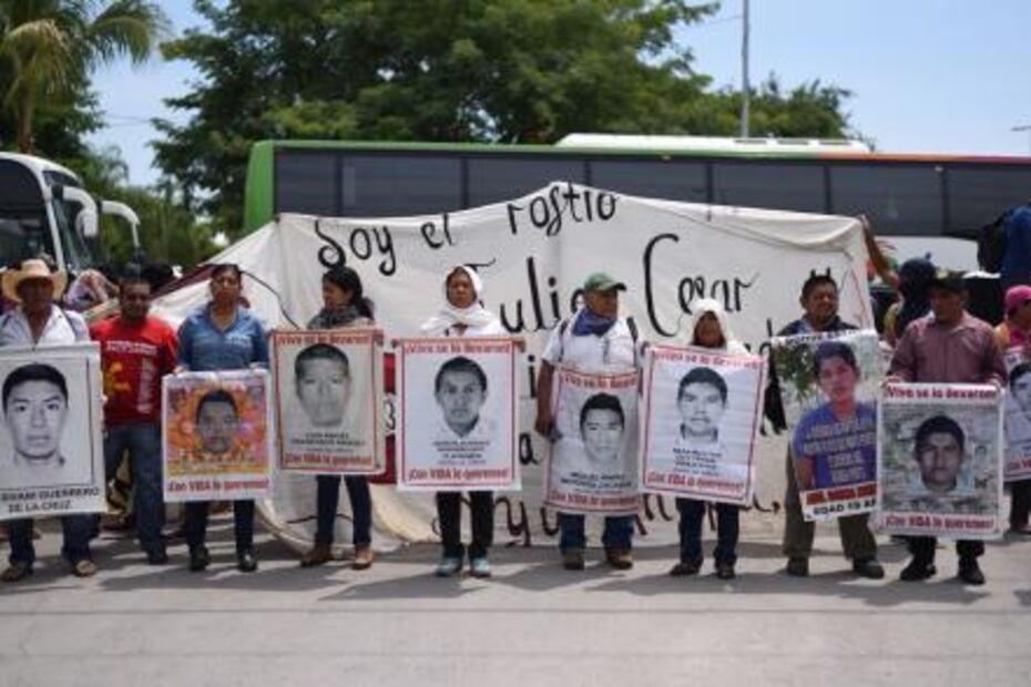 Normalistas lanzan bombas molotov a batallón militar en Iguala