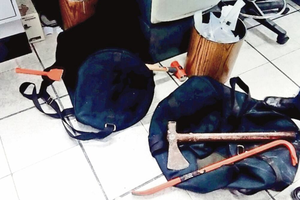 Seis hombres que intentaron robar un banco en Neza dejaron sus pertenencias en la sucursal al percatarse de la llegada de la policía (CORTESÍA AYUNTAMIENTO DE NEZA)