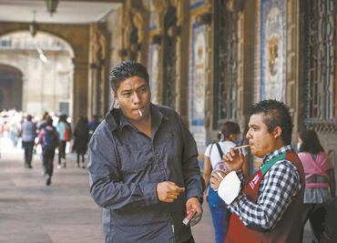 Fumadores se rehúsan a mantener el Centro Histórico libre de humo de tabaco