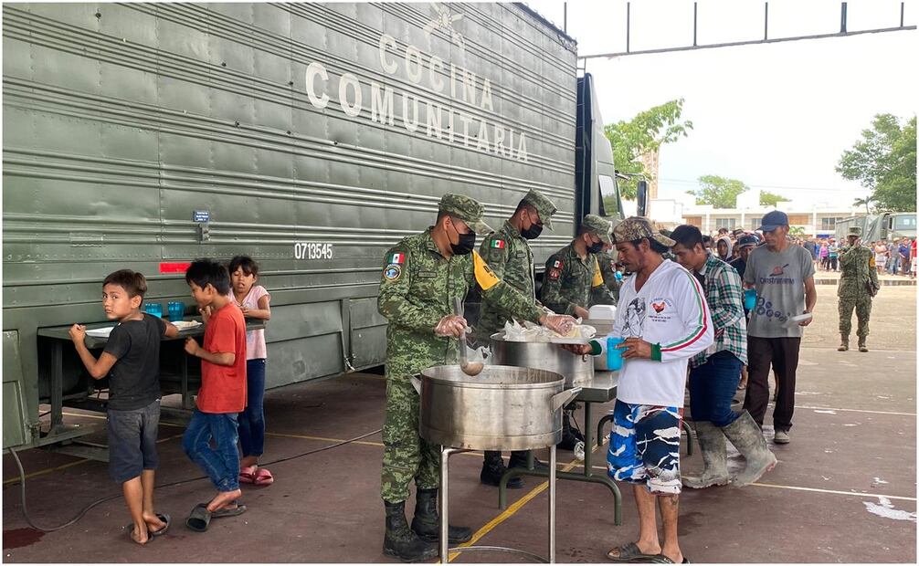 Militares apoyan a la población con cocinas móviles tras el paso del huracán Beryl. Foto: Valente Rosas/EL UNIVERSAL